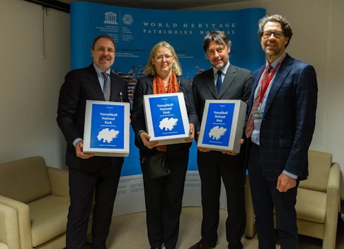 Við umsókninni tóku Dr. Mechtild Rössler, framkvæmdastjóri heimsminjaskrifstofu UNESCO og Alessandro Balsamo, sviðsstjóri en það voru Kristján Andri Stefánsson, sendiherra Íslands í Frakklandi og Sigurður Á. Þráinsson, formaður verkefnisstjórnar um tilnefninguna, sem afhentu umsóknina.  ​