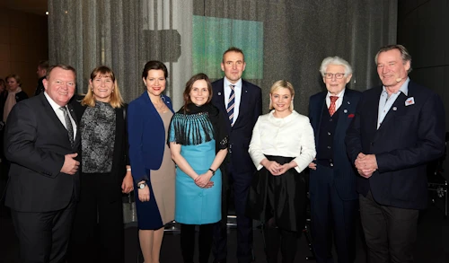 Lars Løkke Rasmussen, forsætisráðherra Dana og eiginkona hans Sól­run Løkke Rasmus­sen, Eliza Reid forsetafrú, Katrín Jakobsdóttir forsætisráðherra, hr. Guðni Th. Jóhannesson forseti, Lilja Alfreðsdóttir mennta- og menningarmálaráðherra, Pétur M. Jónasson prófessor emeritus og Hilmar J. Malmquist forstöðumaður Náttúruminjasafns Íslands. 