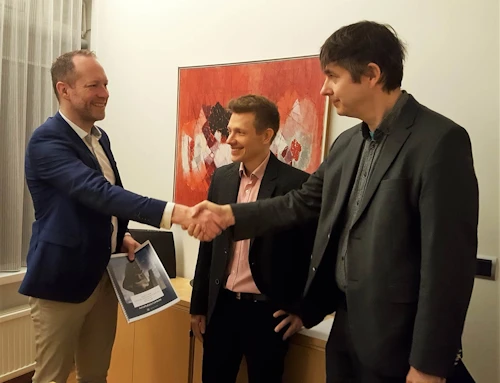Sigurður Jóhannesson og Jukka Siltanen frá Hagfræðistofnun Háskóla Íslands afhentu Guðmundi Inga Guðbrandssyni, umhverfis- og auðlindaráðherra, skýrsluna í dag. 