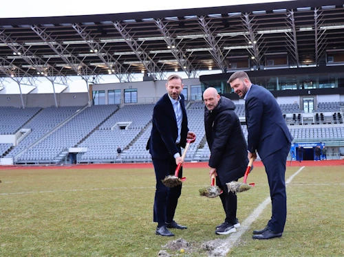 Einar Þorsteinsson borgarstjóri, Þorvaldur Örlygsson formaður KSÍ  og Ásmundur Einar Daðason, mennta- og barnamálaráðherra á Laugardalsvelli