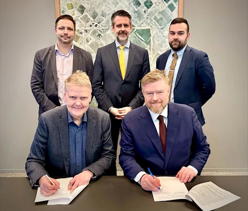 Hrafnkell V. Gíslason, forstjóri Fjarskiptastofu, og Jónas G. Allansson, skrifstofustjóri varnarmálaskrifstofu utanríkisráðuneytisins, við undirritun samkomulagsins ásamt Guðmundi Arnari Sigmundssyni, forstöðumanni netöryggissveitarinnar CERT-IS, Martin Eyjólfssyni, ráðuneytisstjóra utanríkisráðuneytisins, og Bjarka Þórssyni, lögfræðingi á laga- og stjórnsýsluskrifstofu utanríkisráðuneytisins. 
