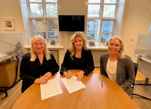 Petra Bragadóttir, framkvæmdastjóri Ungra frumkvöðla, Áslaug Arna Sigurbjörnsdóttir, háskóla-, iðnaðar- og nýsköpunarráðherra, og Ingibjörg Ösp Stefánsdóttir, formaður stjórnar Ungra frumkvöðla - JA Iceland við undirritun samningsins.