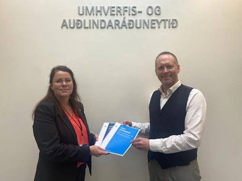 Guðmundur Ingi Guðbrandsson, umhverfis- og auðlindaráðherra, og Halla Sigrún Sigurðardóttir, formaður starfshópsins.