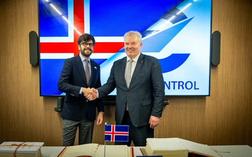 Sigurður Ingi Jóhannsson innviðaráðherra og Raúl Medina aðalframkvæmdastjóri Eurocontrol (e.Director General) við undirritun stofnsamningsins