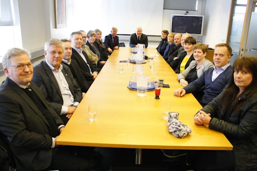 Fulltrúar nokkurra sveitarfélaga ásamt samgöngu- og sveitarstjórnarráðherra við undirritunina í dag.