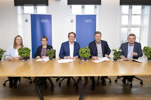 Frá undirritun í dag. Undir samkomulagið skrifuðu Bjarni Benediktsson, fjármála- og efnahagsráðherra, Kristján Þór Júlíusson, sjávarútvegs- og landbúnaðarráðherra, Gunnar Þorgeirsson, stjórnarformaður Bændasamtaka Íslands og Helga Ragna Pálsdóttir, varaformaður Sambands garðyrkjubænda og Unnur Brá Konráðsdóttir, formaður samninganefndar ríkisins  