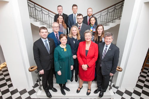  Fremsta röð frá vinstri: Ásmundur Einar Daðason, félags og barnamálaráðherra, Paula Lehtomäki, framkvæmdastjóri Norrænu ráðherranefndarinnar, Ylva Johansson, atvinnumálaráðherra Svíþjóðar og Guy Ryder, forstjóri Alþjóðavinnumálsastofnunarinnar. Fyrir miðju í annarri röð er Anniken Hauglie, atvinnu- og félagsmálaráðherra Noregs. Á myndinni má einnig sjá fulltrúa aðila vinnumarkaðarins og embættismenn þeirra atvinnumálaráðherra Norðurlandanna sem ekki gátu þegið boð á fundinn.
