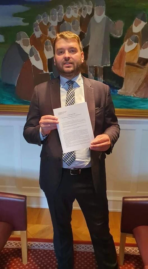 Ásmundur Einar Daðason, félags- og barnamálaráðherra, með frumvarpið á Alþingi