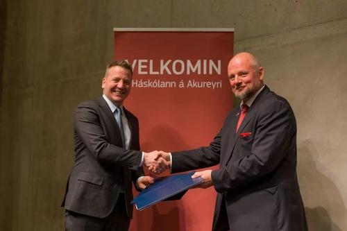 Guðlaugur Þór Þórðarson og Eyjólfur Guðmundsson, rektor Háskólans á Akureyri við undirritunina.