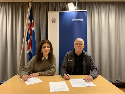 Þórdís Kolbrún Reykfjörð Gylfadóttir utanríkisráðherra og Bjarni Gíslason, framkvæmdastjóri Hjálparstarfs kirkjunnar.