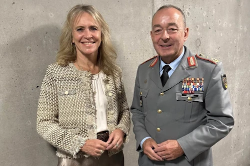 Þorgerður Katrín Gunnarsdóttir utanríkisráðherra ásamt Carsten Breuer yfirhershöfðingja þýska heraflans.