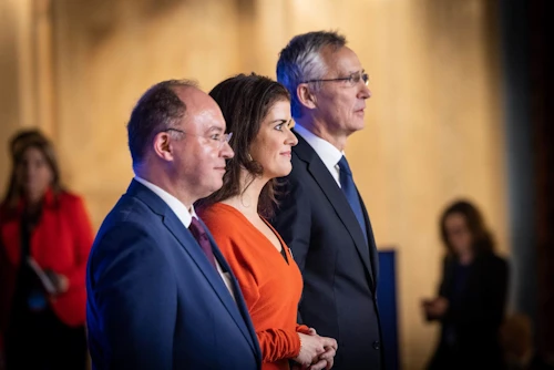 Þórdís Kolbrún Reykfjörð Gylfadóttir utanríkisráðherra ásamt Bogdan Aurescu, utanríkisráðherra Rúmeníu, og Jens Stoltenberg, frkvstj. Atlantshafsbandalagsins