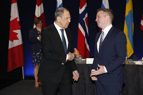 Sergei Lavrov, utanríkisráðherra Rússlands, tekur við formannskeflinu úr hendi Guðlaugs Þórs Þórðarsonar, utanríkis- og þróunarsamvinnuráðherra.