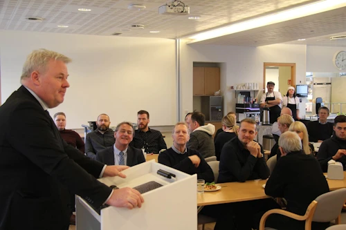 Sigurður Ingi Jóhannsson ávarpar starfsfólk Samgöngustofu í matsal stofnunarinnar.