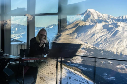 Högni Egilsson á tónleikum á Les Arcs Film Festival.  