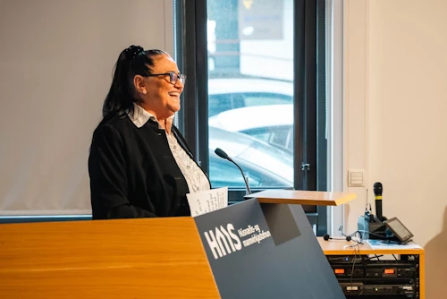 Inga Sæland, félags- og húsnæðismálaráðherra, heldur ávarp á fundinum.