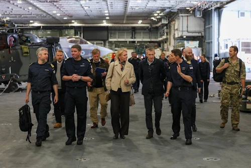 Þorgerður Katrín Gunnarsdóttir utanríkisráðherra og Dan Jarvis, varnarmálaráðherra Bretlands, ásamt sendinefndum og áhafnarmeðlimum HMS Prince of Wales.