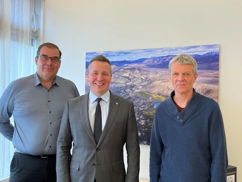 Guðlaugur Þór Þórðarson, umhverfis-, orku- og loftslagsráðherra, með Sveinbirni Halldórssyni, formanni Samút, og Skúla H. Skúlasyni, framkvæmdastjóra Útivistar.