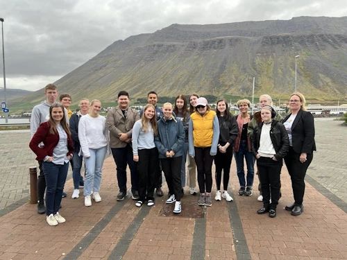 Katrín Jakobsdóttir forsætisráðherra og þátttakendur á fundinum á Ísafirði.