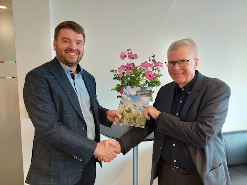 Ásmundur Einar Daðason, mennta- og barnamálaráðherra, tekur við skýrslu frá Haraldi L. Haraldssyni, formanni stýrihóps