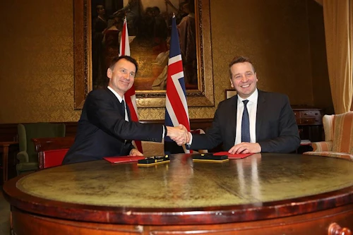 Jeremy Hunt og Guðlaugur Þór Þórðarson handsala samkomulagið