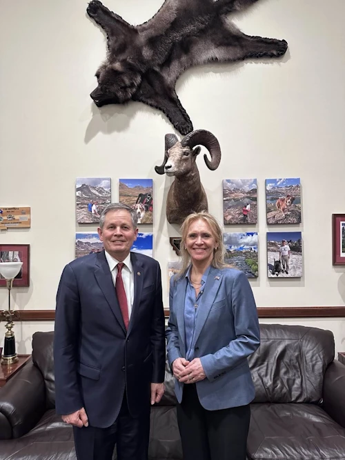 Utanríkisráðherra með repúblikananum Steve Daines.