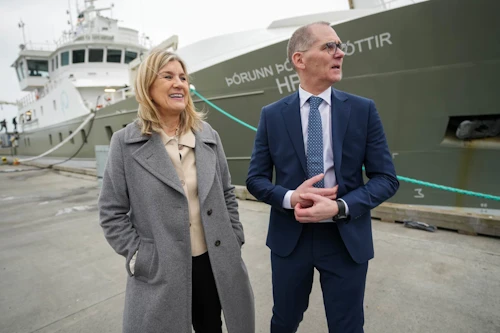 Hanna Katrín Friðriksson atvinnuvegaráðherra og Þorsteinn Sigurðsson forstjóri Hafrannsóknastofnunar við hlið Þórunnar Þórðardóttur HF 300.