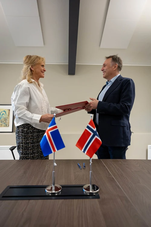 Þorgerður Katrín Gunnarsdóttir utanríkisráðherra og Tore O. Sandvik varnarmálaráðherra Noregs að lokinni undirritun á nýju tvíhliða samkomulagi ríkjanna um varnarsamstarf.