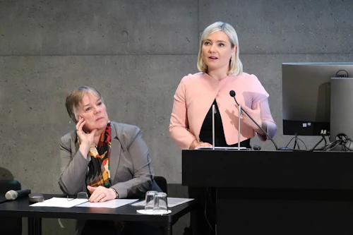 Ragnheiður Helga Þórarinsdóttir sérfræðingur í mennta- og menningarmálaráðuneyti og Lilja Alfreðsdóttir mennta- og menningarmálaráðherra. 