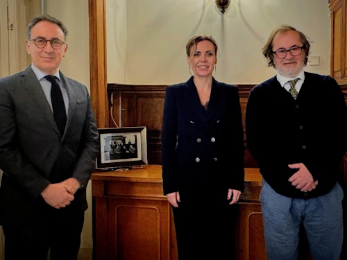 María átti fundi með fulltrúum stjórnkerfisins, m.a. þeim Nuno Lucio varaskrifstofustjóra Evrópuskrifstofu og Israel Saravia, deildarstjóra, sem sýndu henni bækistöðvar herstjórnarinnar sem tók við völdum í kjölfar byltingarinnar 1974 þar sem Salazar einræðisherra var steypt af stóli.