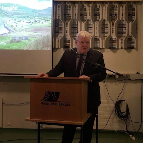 Sigurður Ingi Jóhannsson, samgöngu- og sveitarstjórnarráðherra, í ræðustól á opnum fundi með íbúum Grýtubakkahrepps sem haldinn var í Grenivíkurskóla í gærkvöldi.