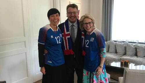 Ine Marie Eriksen Søreide og Aurelia Frick brugðu sér í íslenskar landsliðstreyjur að fundi loknum. 