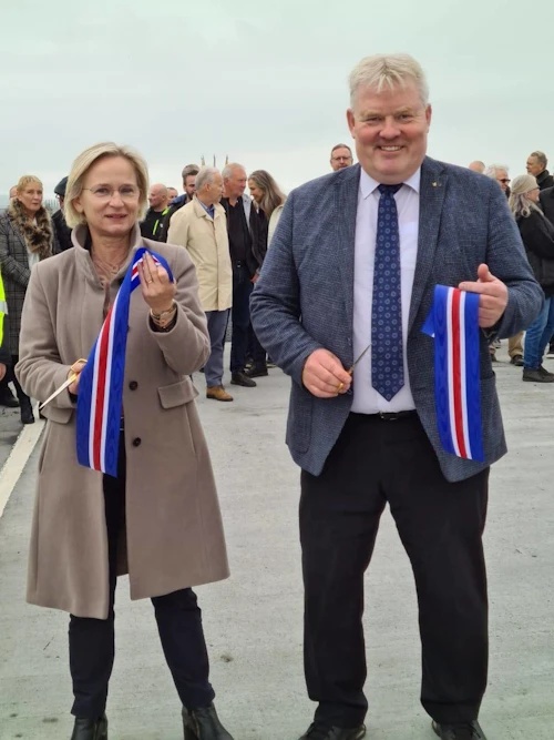 Sigurður Ingi Jóhannsson, samgöngu- og sveitarstjórnarráðherra, og Bergþóra Þorkelsdóttir, forstjóri Vegagerðarinnar, að lokinni borðaklippingu.