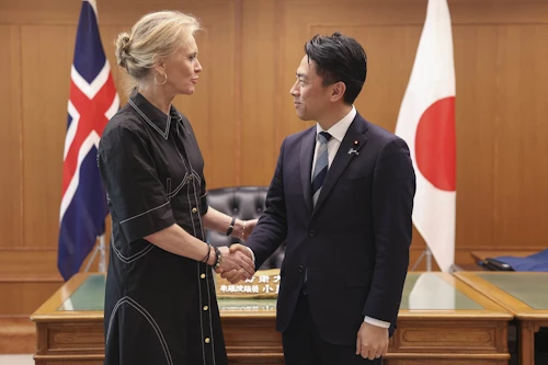 Þorgerður Katrín við upphaf fundar með varnarmálaráðherra Japans, Shinjiro Koizumi, í gær.