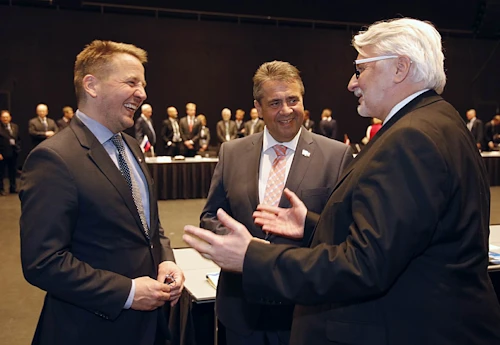 Utanrikisráðherrar ræða málin fyrir fund sinn. 