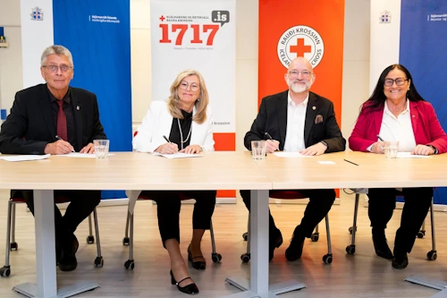 Frá undirritun styrktarsamnings ráðuneyta og RKÍ um rekstur Hjálparsímans. Frá vinstri: Guðmundur Ingi Kristinsson mennta- og barnamálaráðherra, Alma D. Möller heilbrigðisráðherra, Gísli Rafn Ólafsson framkvæmdastjóri RKÍ og Inga Sæland félags- og barnamálaráðherra