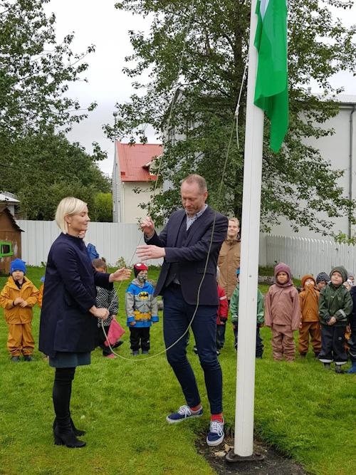  Ráðherrar draga grænfána að húni á Drafnarsteini.