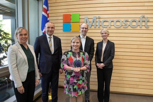 Forseti Íslands, Guðni Th. Jóhannesson, Lilja Dögg Alfreðsdóttir, menningar- og viðskiptaráðherra, Scott Guthrie, aðstoðarframkvæmdastjóri Microsoft Cloud og AI Group, Stefanía G. Halldórsdóttir, formaður stjórnar Almannaróms og Jóhanna Vigdís Guðmundsdóttir framkvæmdastjóri Almannaróms.
