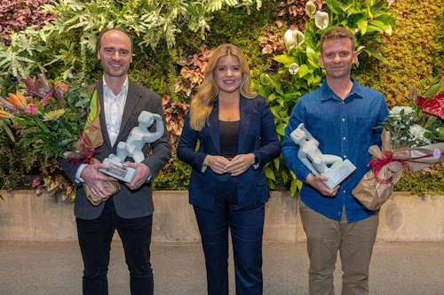 Áslaug Arna Sigurbjörnsdóttir ásamt verðlaunahöfum. Tryggvi Þorgeirsson, læknir og forstjóri Sidekick Health (vinstri) og Benedikt Skúlason, framkvæmdastjóri Lauf Forks (hægri) tóku við Nýsköpunarverðlaunum Íslands fyrir hönd fyrirtækjanna.