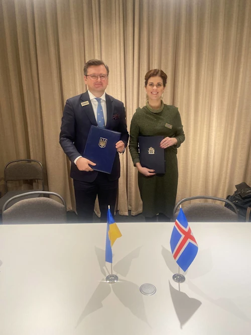 Þórdís Kolbrún og Dmytro Kuleba, utanríkisráðherra Úkraínu, undirrituðu loftferðasamninginn í dag