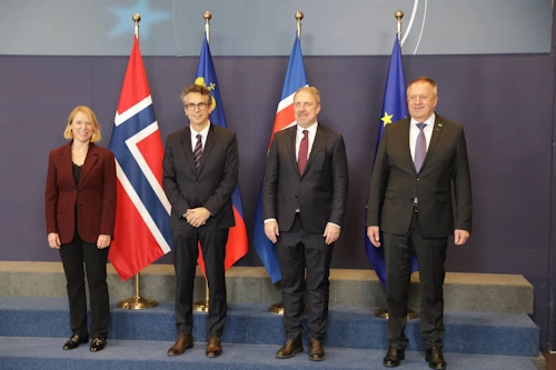 Anniken Huitfeldt, utanríkisráðherra Noregs, Pascal Schafhauser, sendiherra Liechtenstein gagnvart Evrópusambandinu, Kristján Andri Stefánsson, sendiherra Íslands í Brussel og Zdravko Počivalšek, ráðherra efnahags- og tækniþróunar.