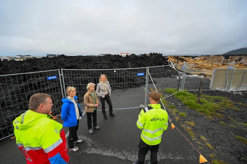 Kristrún Frostadóttir forsætisráðherra, Ursula von der Leyen, forseti framkvæmdastjórnar Evrópusambandsins, og Þorgerður Katrín Gunnarsdóttir utanríkisráðherra virða fyrir sér vegsummerki jarðhræringanna í Grindavík.
