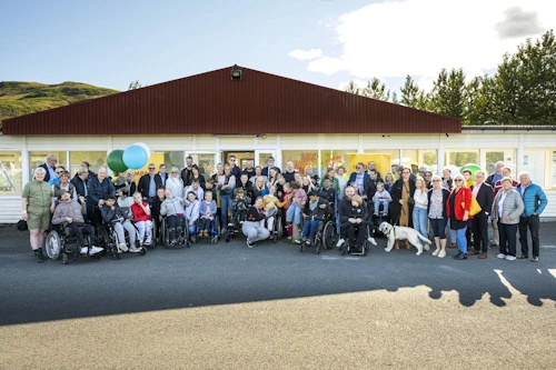 Stór og öflugur hópur kom að uppsetningu rampsins og opnun hans við sumarbúðirnar í Reykjadal.