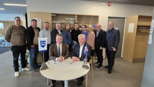Guðlaugur Þór Þórðarson, umhverfis-, orku-, og loftslagsráðherra, og Haraldur Benediksson, bæjarstjóri Akraness, ásamt bæjarfulltrúum og fulltrúum Akranesbæjar. 