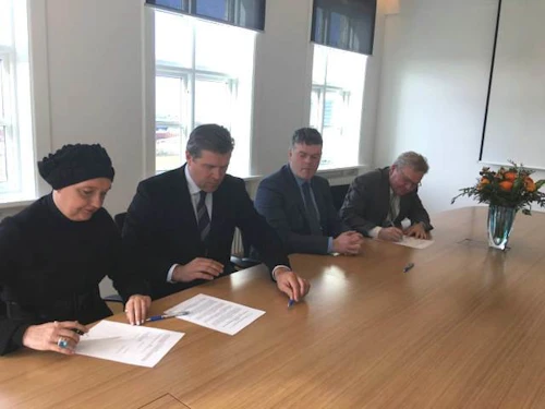 Samkomulagið undirrituðu þau Halldór Halldórsson, formaður Sambands íslenskra sveitarfélaga, Karl Björnsson framkvæmdastjóri þess og ráðherrarnir Ólöf Nordal og Bjarni Benediktsson.