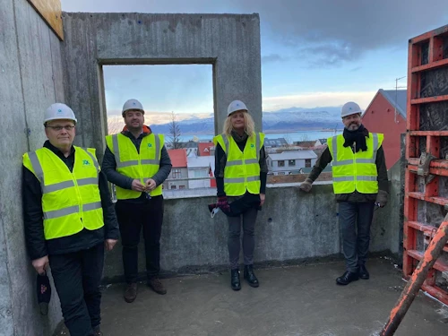 Árni Matthíasson, varaformaður stjórnar Samtaka um kvennaathvarf, Ásmundur Einar Daðason, félags- og barnamálaráðherra, Sigþrúður Guðmundsdóttir, framkvæmdastýra Samtaka um kvennaathvarf  og Dagur B. Eggertsson, borgarstjóri skoða framkvæmdir við nýtt áfangaheimi Samtaka um kvennaathvarf. 