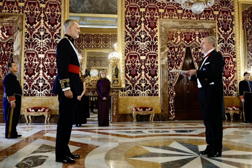 Kristján Andri Stefánsson sendiherra afhendir Felipe VI Spánarkonungi trúnaðarbréf sitt í spænsku konungshöllinni í dag.