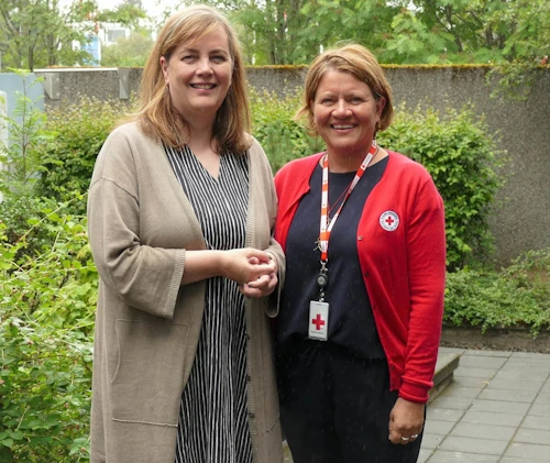 Svandís Svavarsdóttir og Kristín S. Hjálmtýsdóttir eftir undirritun og staðfestingu samkomulagsins í Efstaleiti í dag