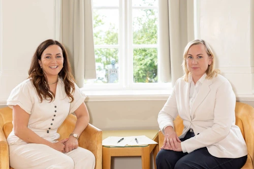 Erla Ósk Ásgeirsdóttir og Þorbjörg S. Gunnlaugsdóttir við undirritun samnings um Jafnvægisvogina.