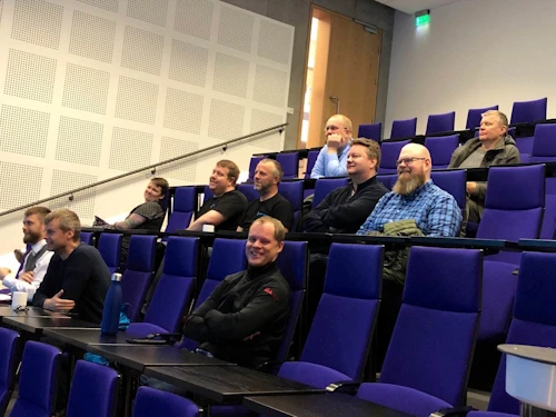 Hópur fólks kom saman í Háskólanum á Akureyri til að fylgjast með beinni vefútsendingu frá fundinum.